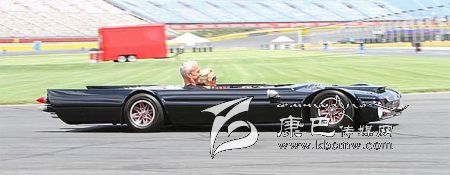 世界上最“扁”的汽車 躺著開(kāi)！