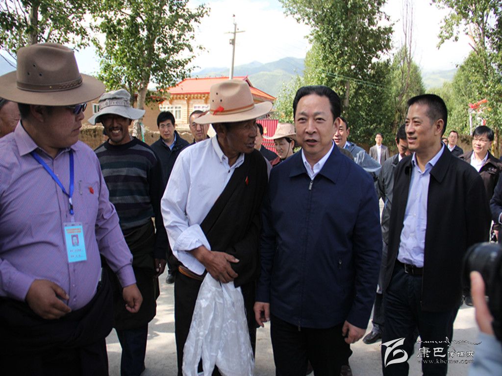 黃新初在甘孜縣調(diào)研指導(dǎo)扶貧開發(fā)工作、慰問對口支援我州的干部人才代表掠影