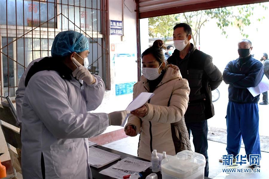 （抓好經(jīng)濟發(fā)展 應(yīng)對復(fù)雜局面·圖文互動）（3）2500萬農(nóng)民工如何安全返崗？——農(nóng)民工大省四川復(fù)工觀察