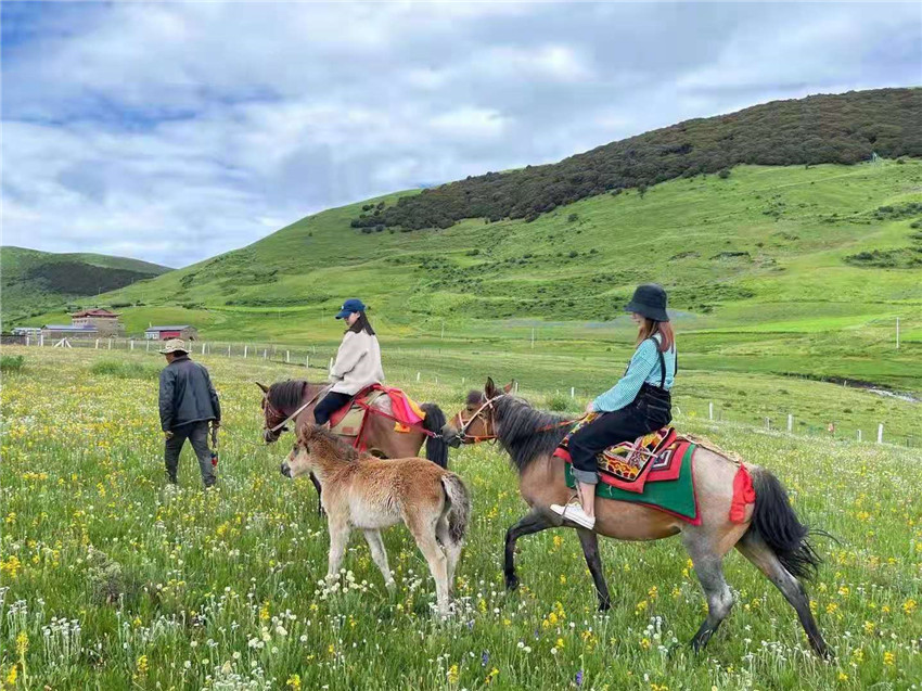 游客在祝?；êｓw驗騎馬  任剛.jpg