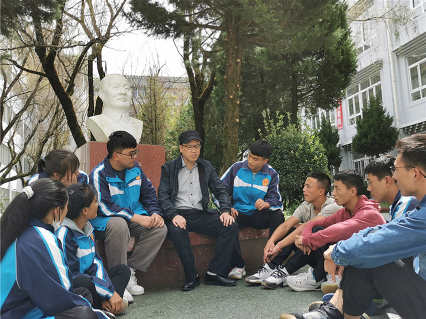 趙華強與學(xué)生.jpg 趙華強與學(xué)生.jpg