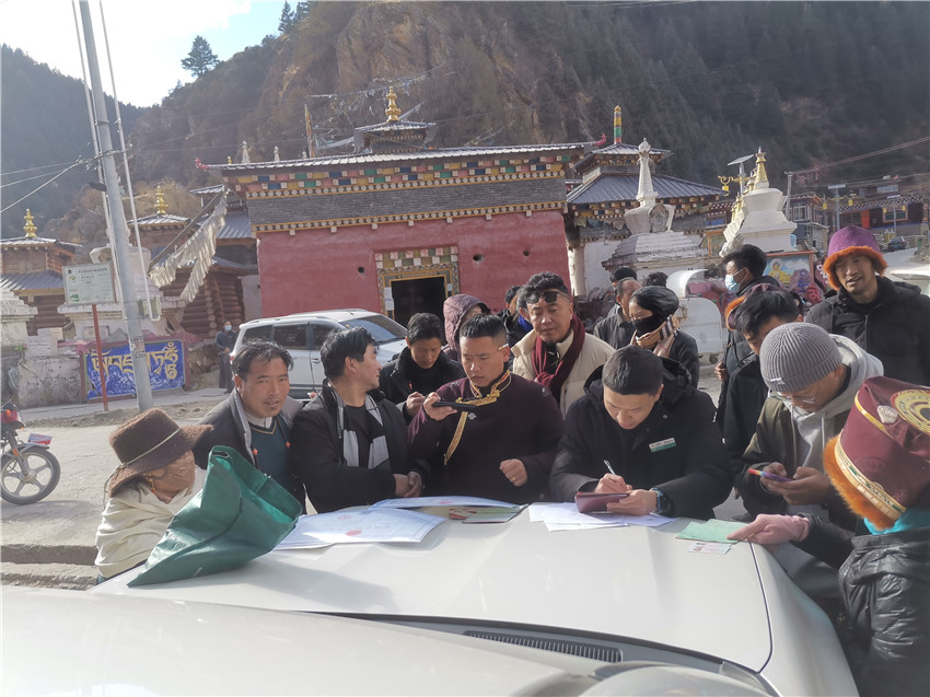 別樣的汽車銀行很接地氣，農(nóng)行德格縣支行開(kāi)展農(nóng)戶信息建檔，現(xiàn)場(chǎng)為百姓開(kāi)展金融服務(wù)。.jpg