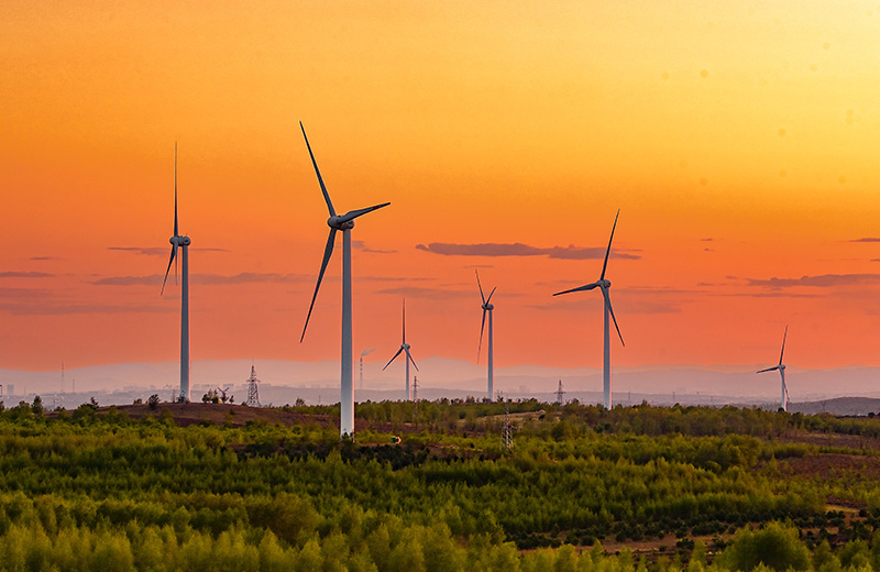 2023年5月23日清晨拍攝的內(nèi)蒙古興安盟烏蘭浩特市呼和馬場(chǎng)風(fēng)力光伏發(fā)電場(chǎng)內(nèi)的風(fēng)機(jī)。