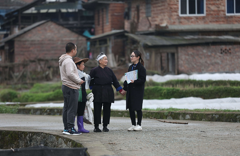 2022年3月24日，在廣西柳州市三江侗族自治縣良口鄉(xiāng)南寨村，紀檢監(jiān)察干部（右一、左一）在了解惠農(nóng)政策落實情況。