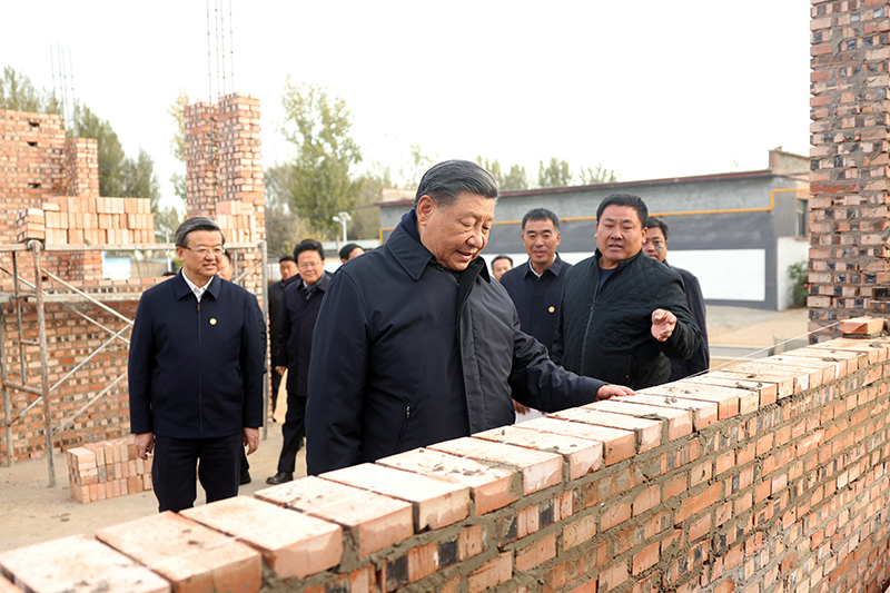 2023年11月10日，習近平總書記在河北保定涿州市刁窩鎮(zhèn)萬全莊村房屋重建施工現(xiàn)場考察。