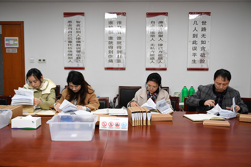 2020年1月8日，浙江寧波市北侖區(qū)紀委工作人員在檢查北侖區(qū)大數(shù)據(jù)發(fā)展管理中心2019年的公款消費票據(jù)，查找是否存在違規(guī)問題。