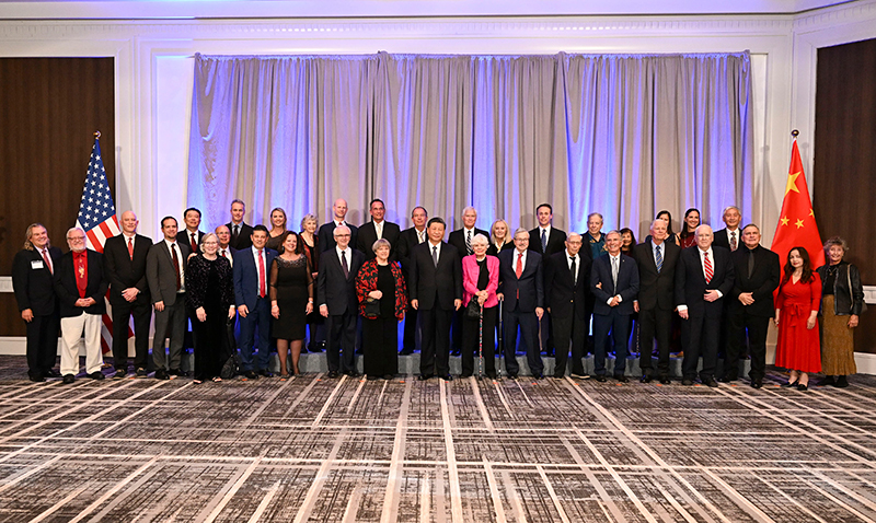 這是美國(guó)友好團(tuán)體聯(lián)合歡迎宴會(huì)開(kāi)始前，習(xí)近平主席會(huì)見(jiàn)飛虎隊(duì)和史迪威將軍后人、鼓嶺、艾奧瓦州、華盛頓州等方面友好人士代表，同他們親切交談并合影留念。