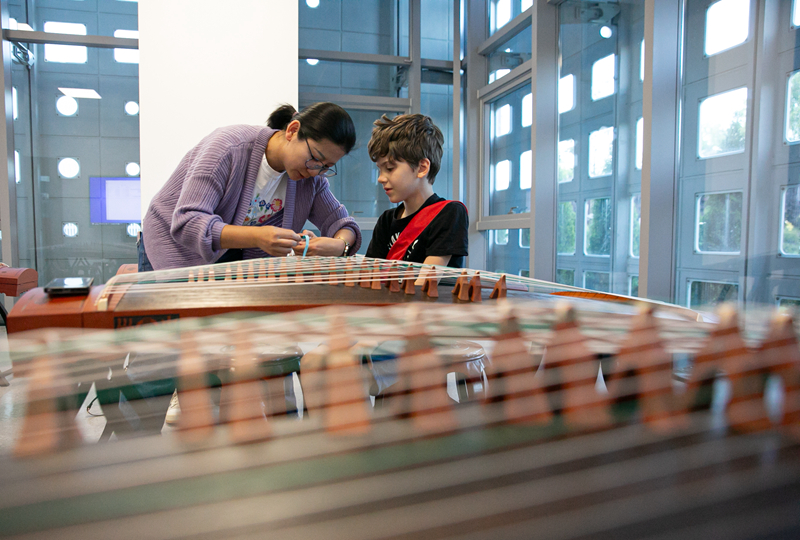 4月29日，在塞爾維亞貝爾格萊德中國文化中心，古箏指導(dǎo)老師王宣（左）在教學(xué)。新華社記者 李京 攝