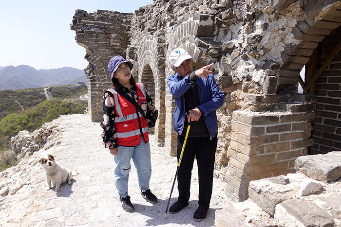 在明長城遺址上，梅景田給外甥女劉紅巖講述長城故事。