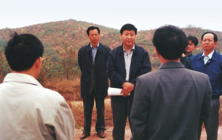 1999年11月，習(xí)近平在龍巖市長(zhǎng)汀縣河田水土流失治理區(qū)調(diào)研。圖源：《習(xí)近平在福建（下）》