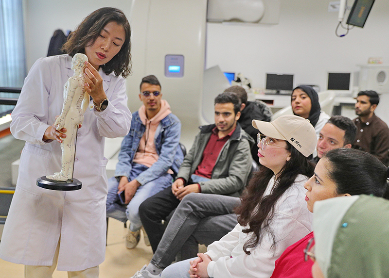 2023年4月19日，河北省秦皇島市中醫(yī)醫(yī)院醫(yī)務(wù)工作者為燕山大學(xué)外國(guó)留學(xué)生講解中醫(yī)經(jīng)絡(luò)知識(shí)。