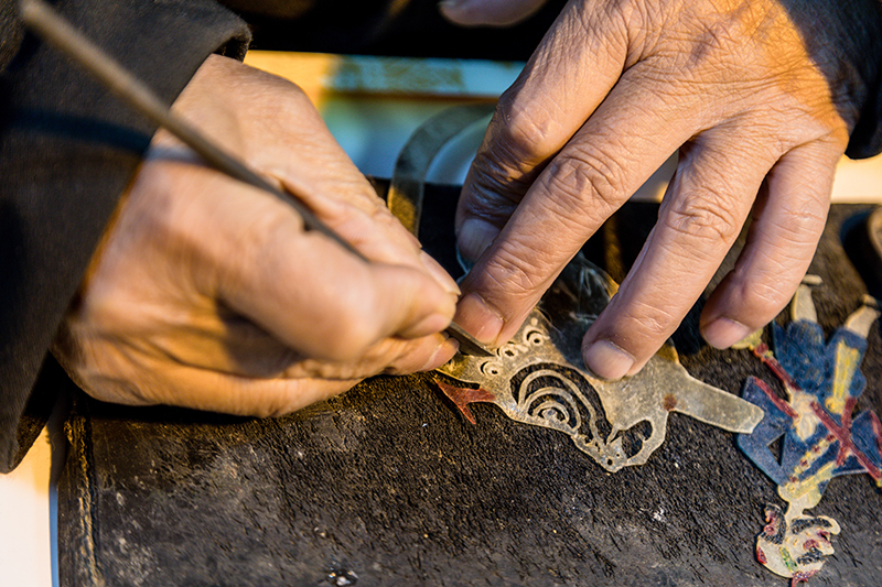 皮影非遺傳承人正在制作皮影。