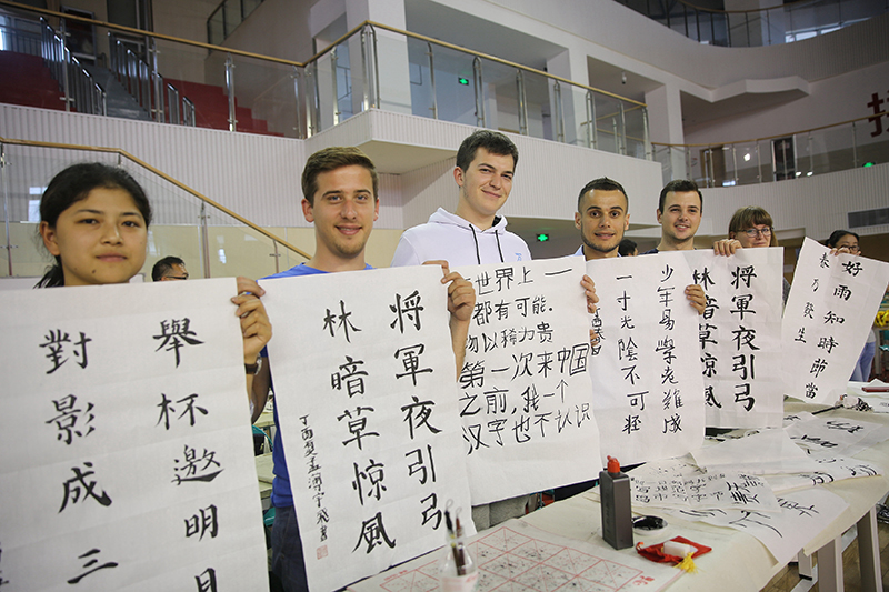 2017年6月5日，來自青島大學(xué)和中國石油大學(xué)（華東）的外國留學(xué)生在展示剛剛現(xiàn)場完成的書法作品。