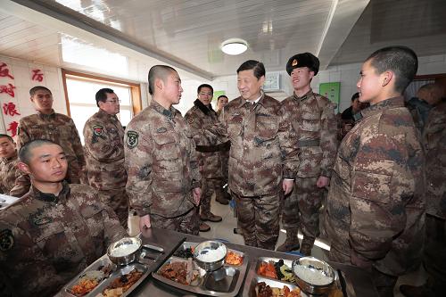 2014年1月26日中午，習近平來到連隊食堂，同戰(zhàn)士們一起用餐。新華社記者 李剛 攝