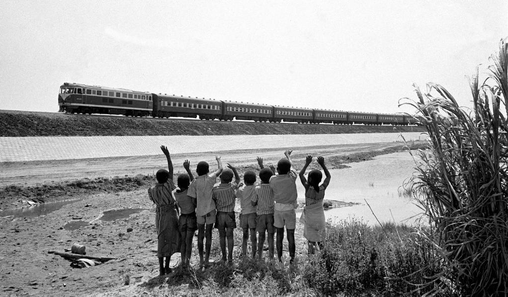 贊比亞魯西瓦西湖畔的少年兒童歡迎坦贊鐵路的列車通到他們的家鄉(xiāng)（1976年攝）。