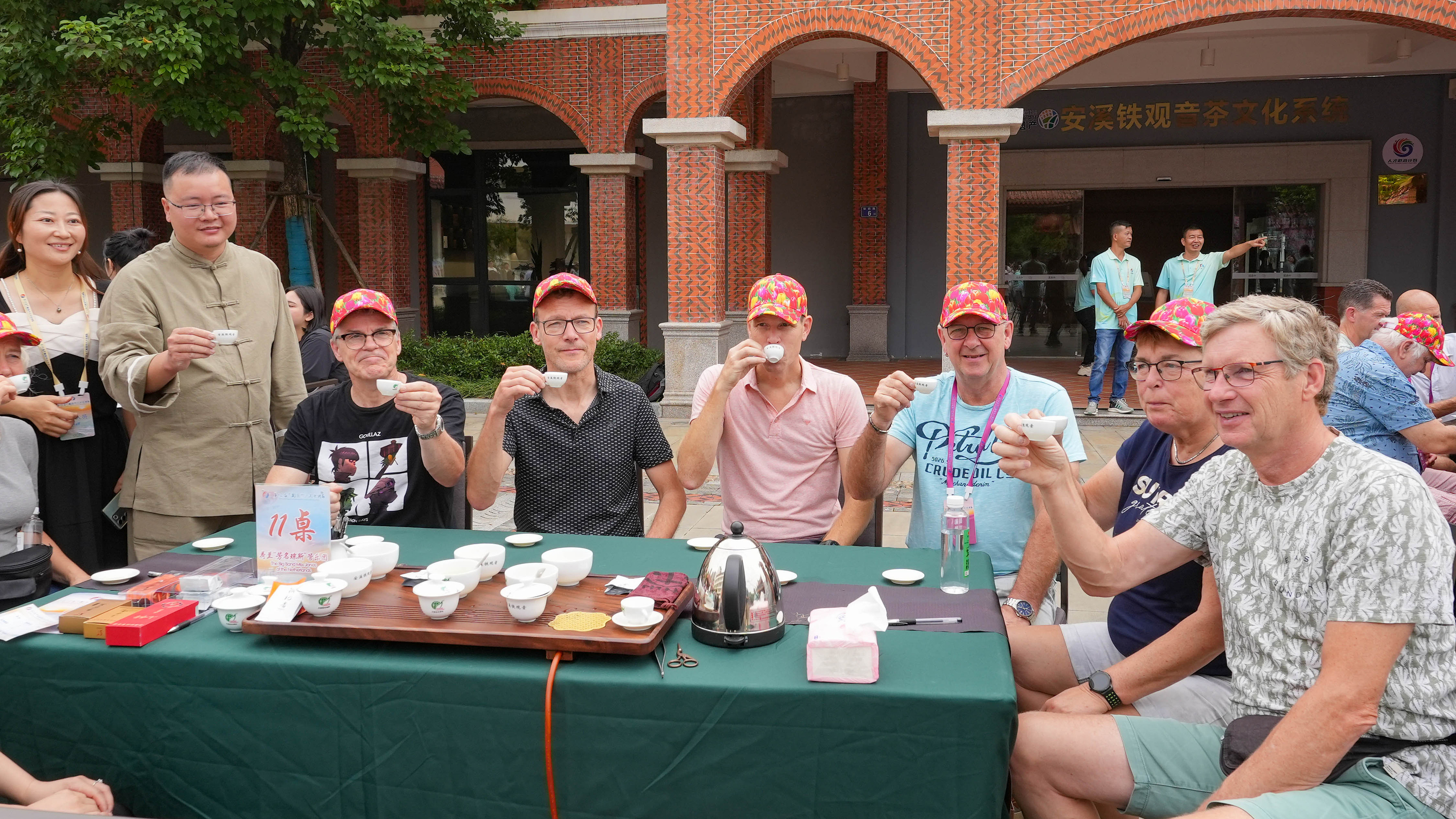 △2023年10月4日，福建泉州，外國人品中國茶。